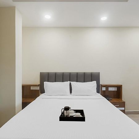 Townhouse Dj Grand Hotell Tirupati Eksteriør bilde