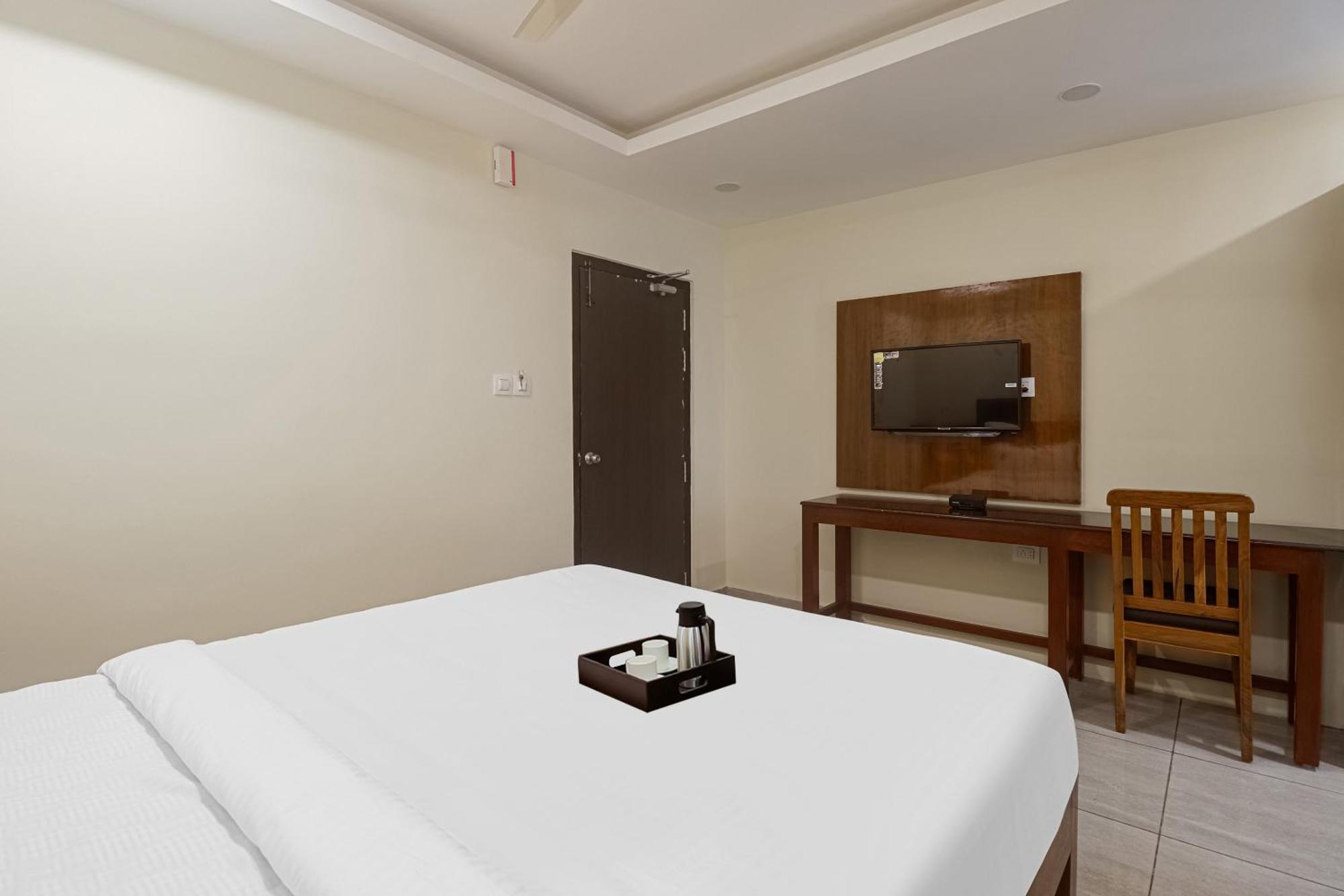 Townhouse Dj Grand Hotell Tirupati Eksteriør bilde