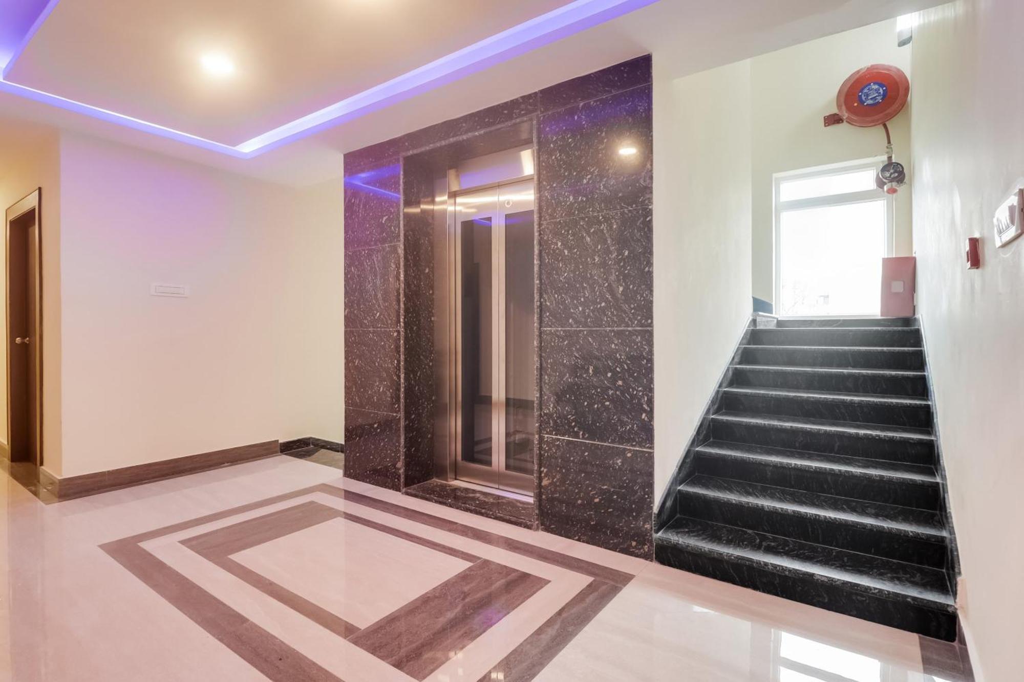 Townhouse Dj Grand Hotell Tirupati Eksteriør bilde