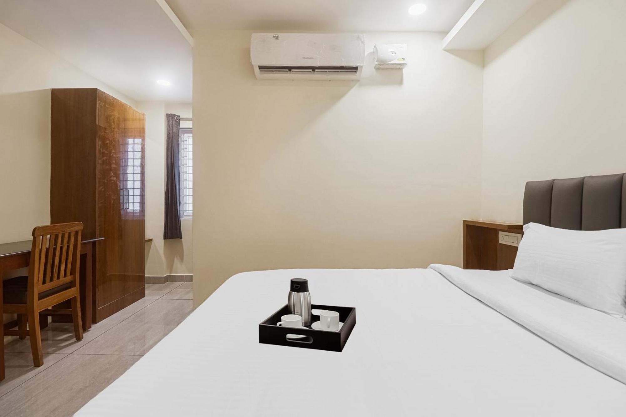 Townhouse Dj Grand Hotell Tirupati Eksteriør bilde