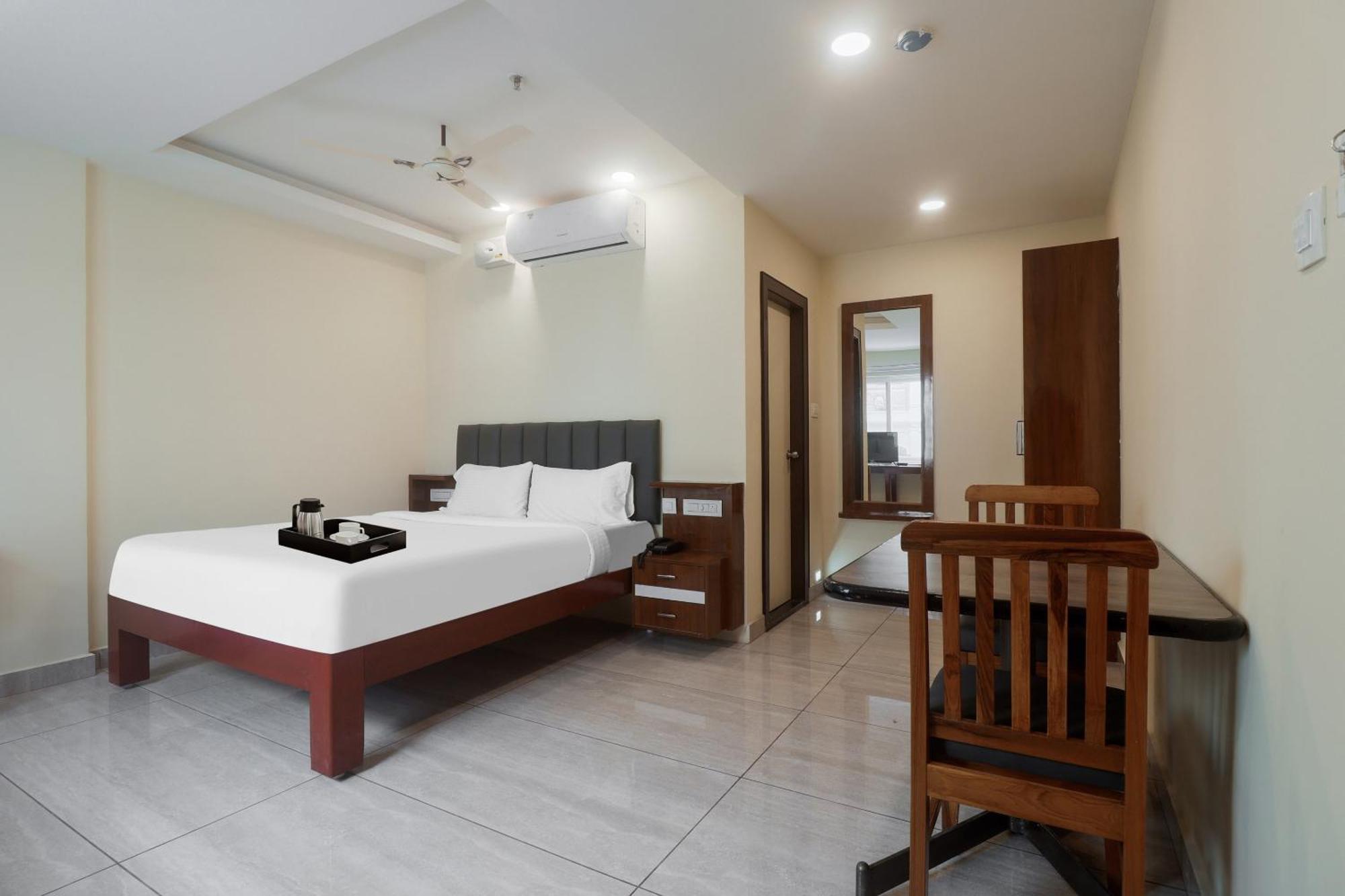Townhouse Dj Grand Hotell Tirupati Eksteriør bilde