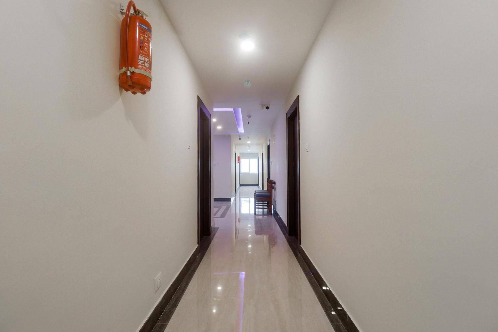 Townhouse Dj Grand Hotell Tirupati Eksteriør bilde