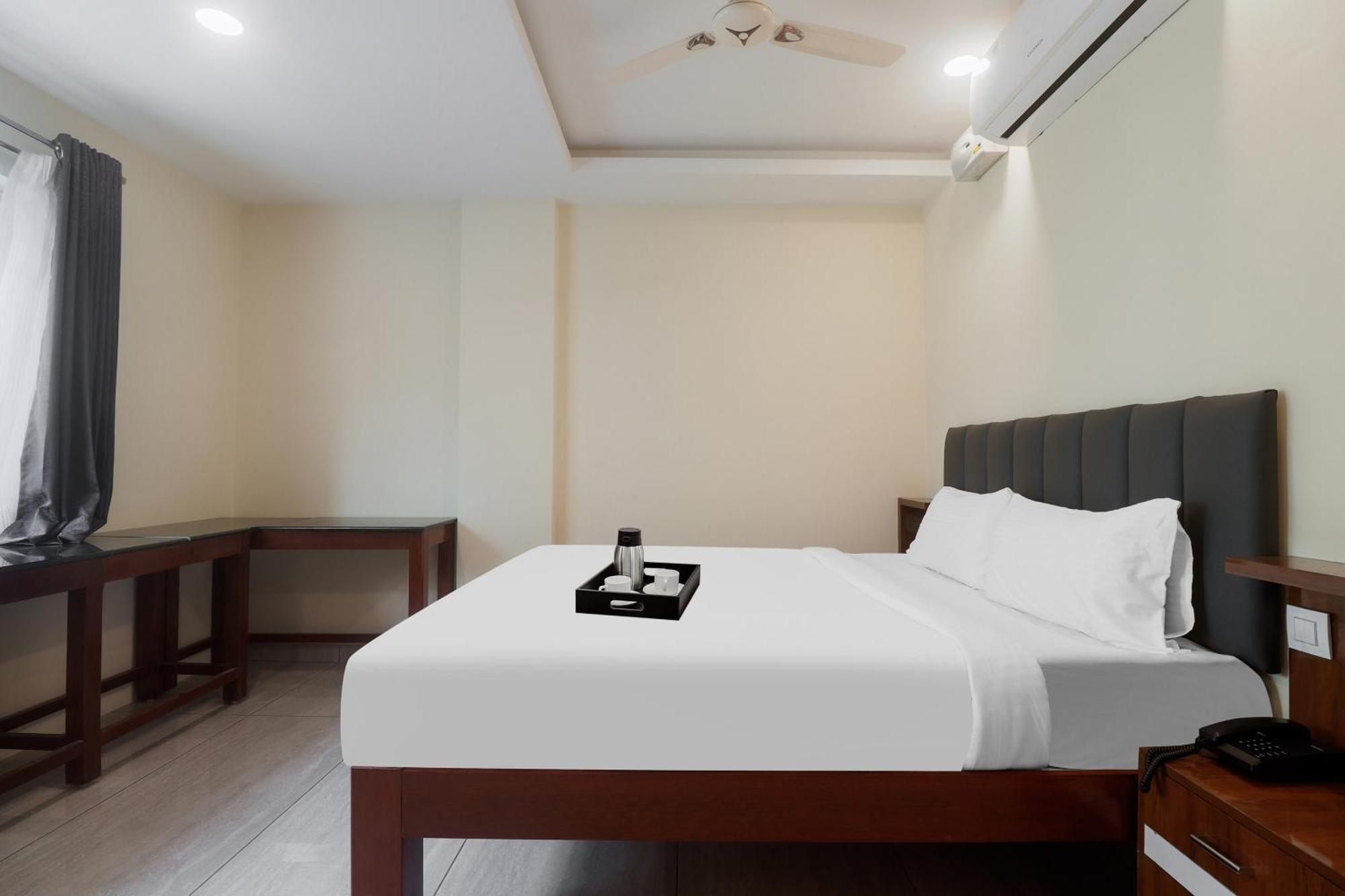 Townhouse Dj Grand Hotell Tirupati Eksteriør bilde