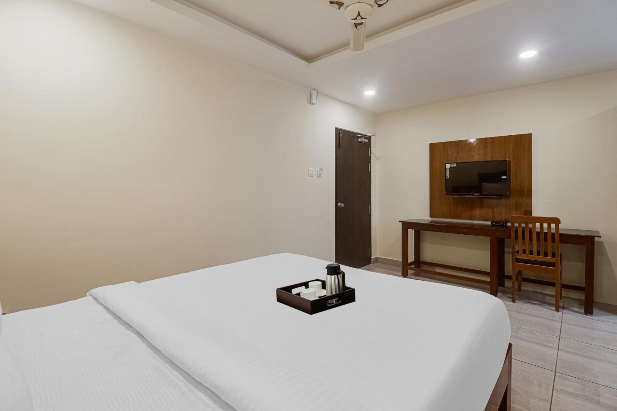 Townhouse Dj Grand Hotell Tirupati Eksteriør bilde