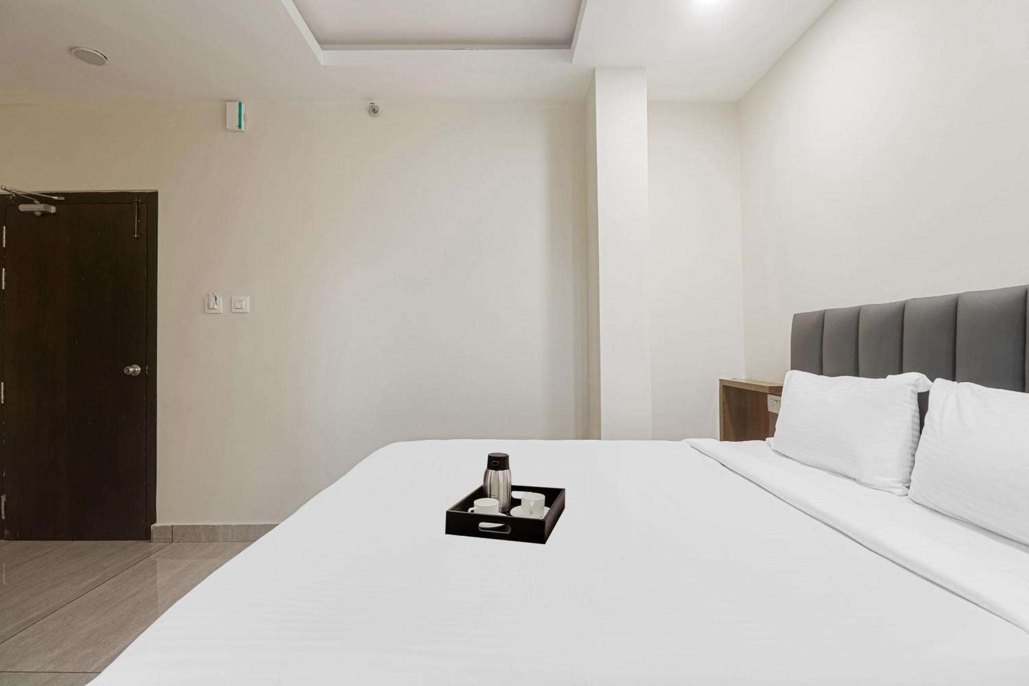 Townhouse Dj Grand Hotell Tirupati Eksteriør bilde