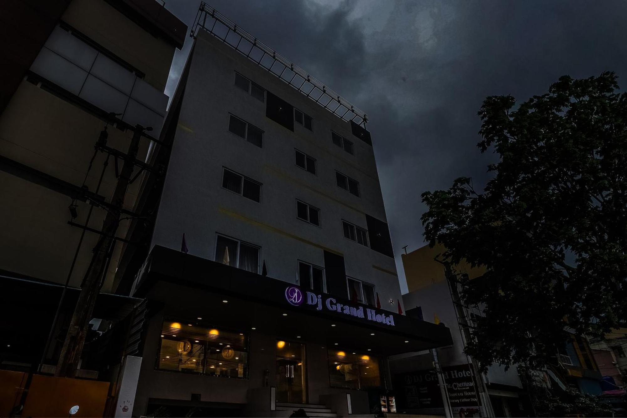 Townhouse Dj Grand Hotell Tirupati Eksteriør bilde
