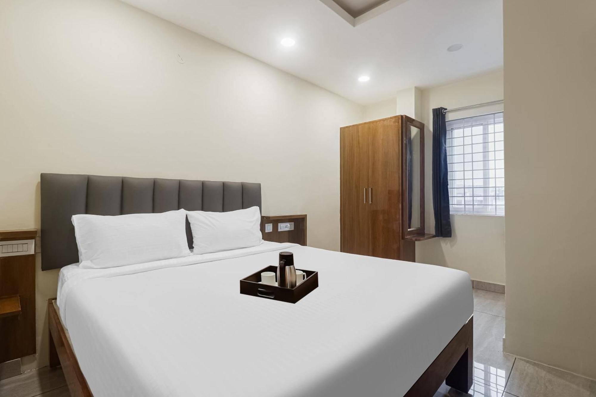 Townhouse Dj Grand Hotell Tirupati Eksteriør bilde