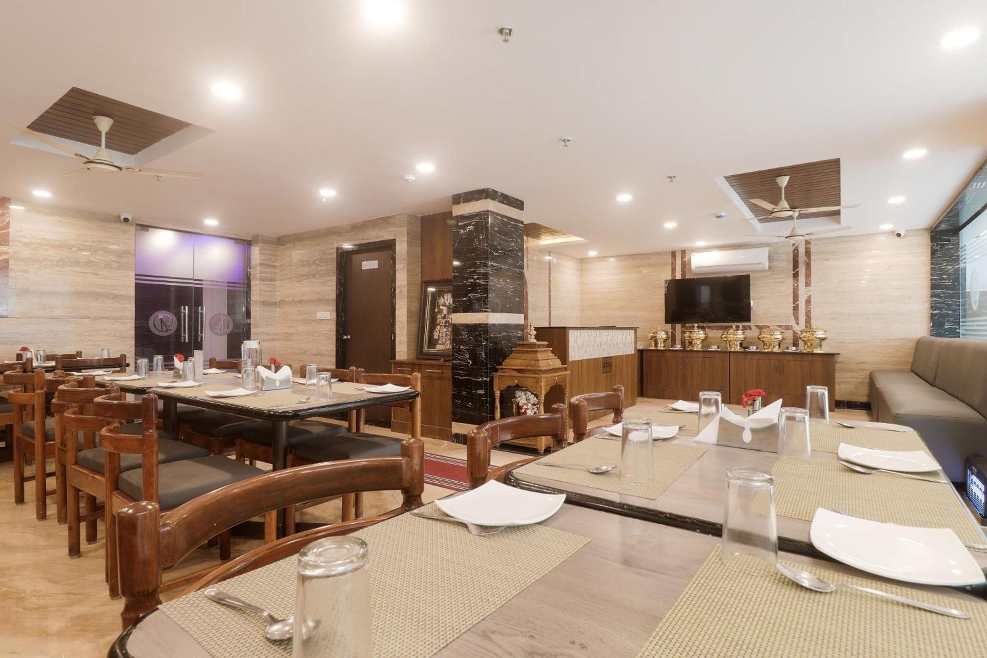 Townhouse Dj Grand Hotell Tirupati Eksteriør bilde