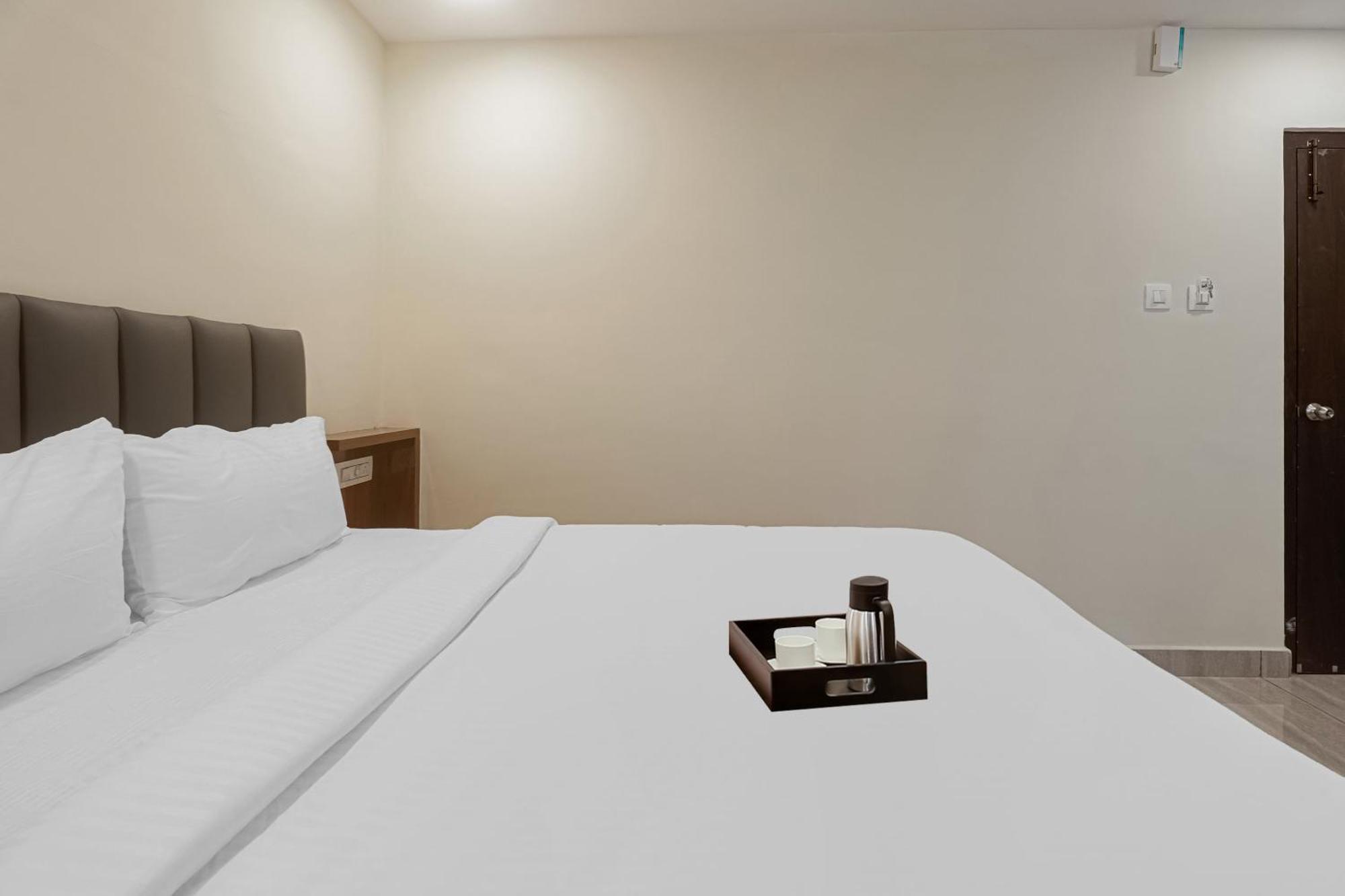 Townhouse Dj Grand Hotell Tirupati Eksteriør bilde