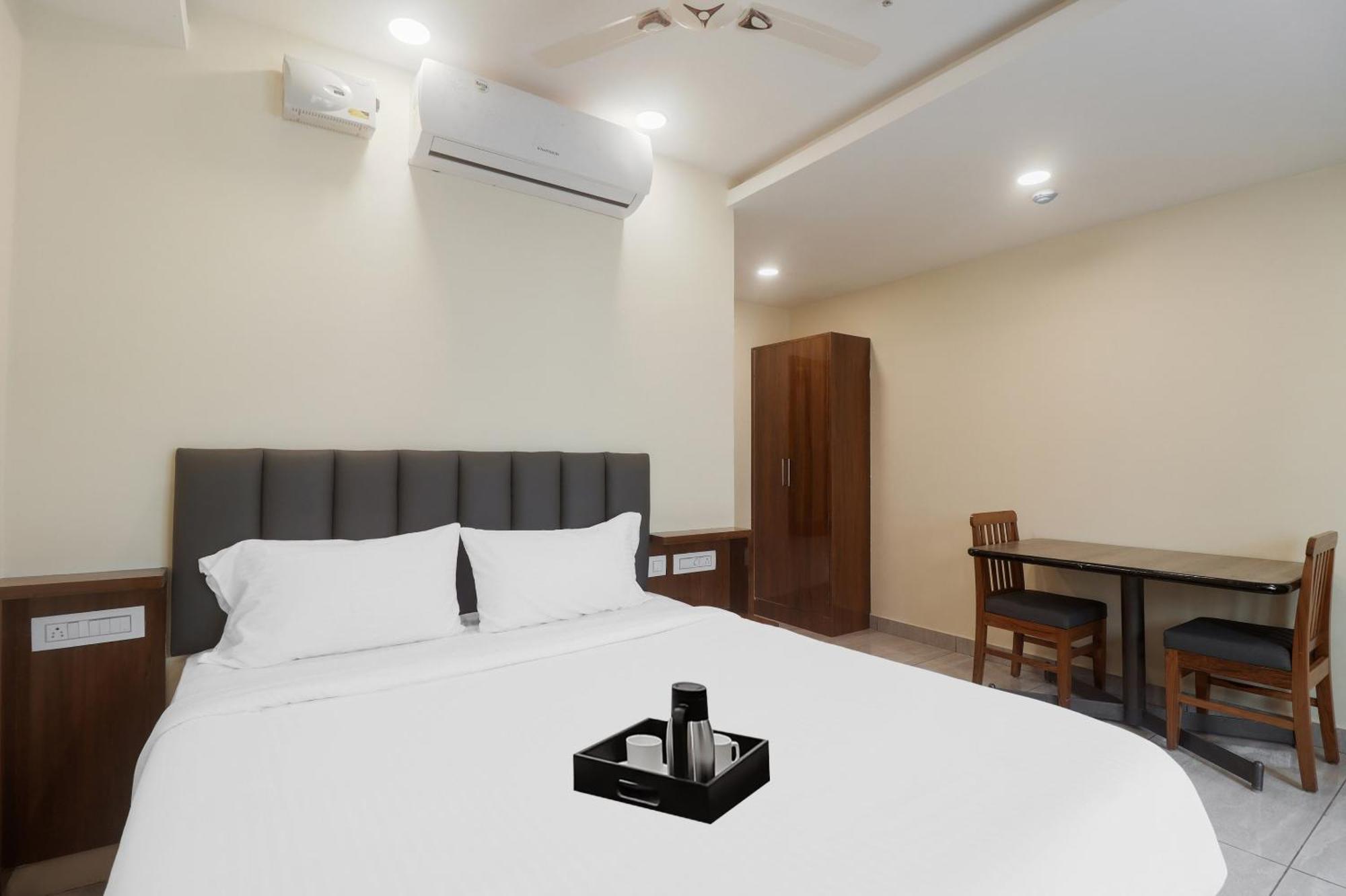 Townhouse Dj Grand Hotell Tirupati Eksteriør bilde