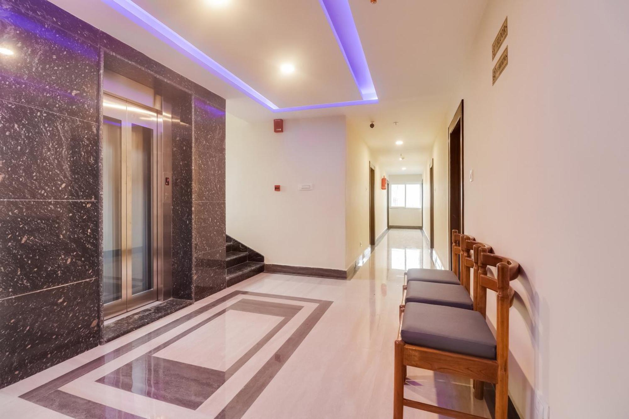 Townhouse Dj Grand Hotell Tirupati Eksteriør bilde