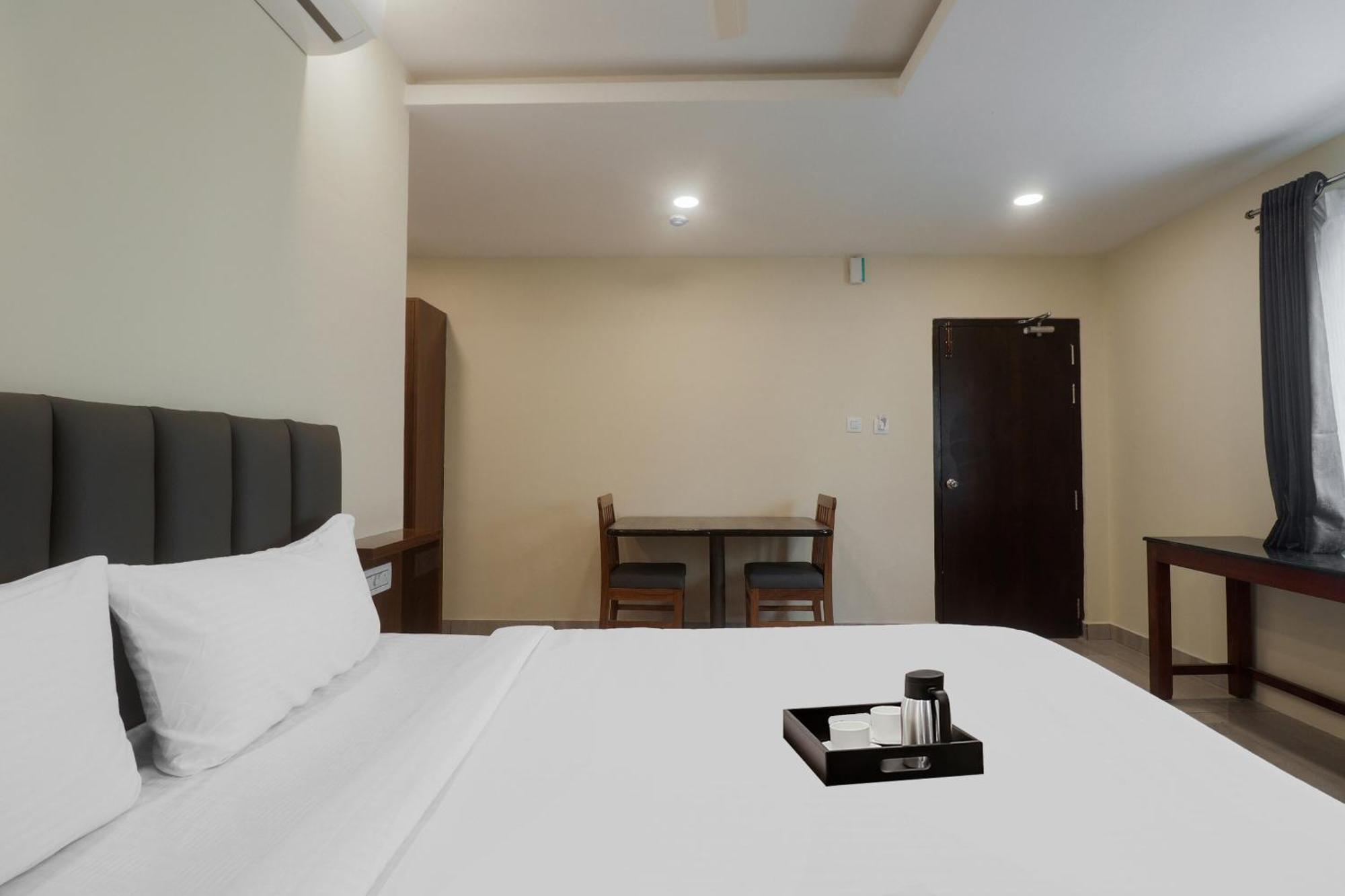 Townhouse Dj Grand Hotell Tirupati Eksteriør bilde