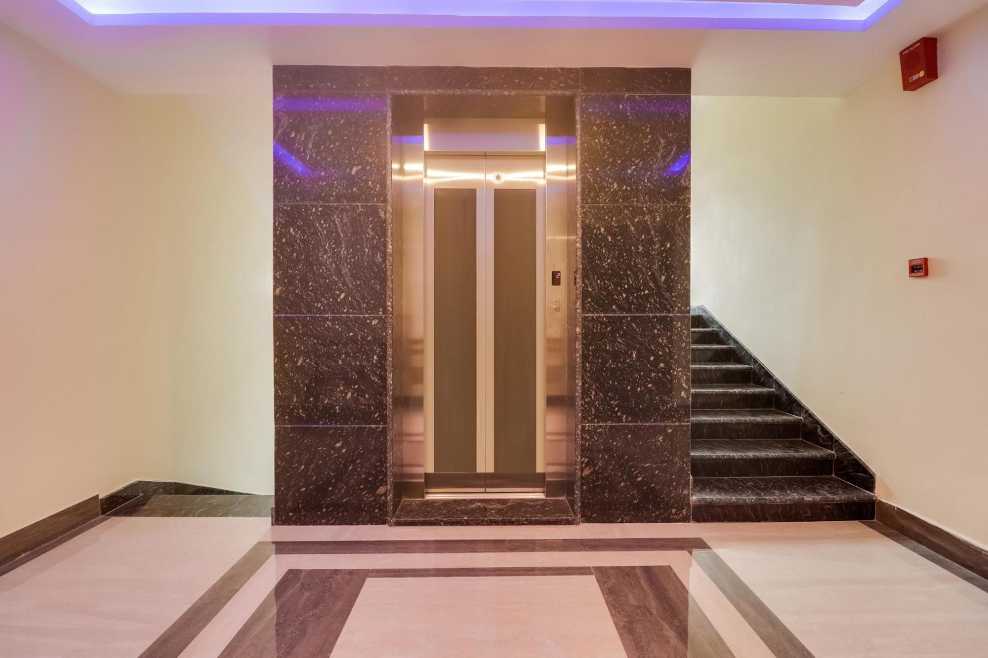 Townhouse Dj Grand Hotell Tirupati Eksteriør bilde