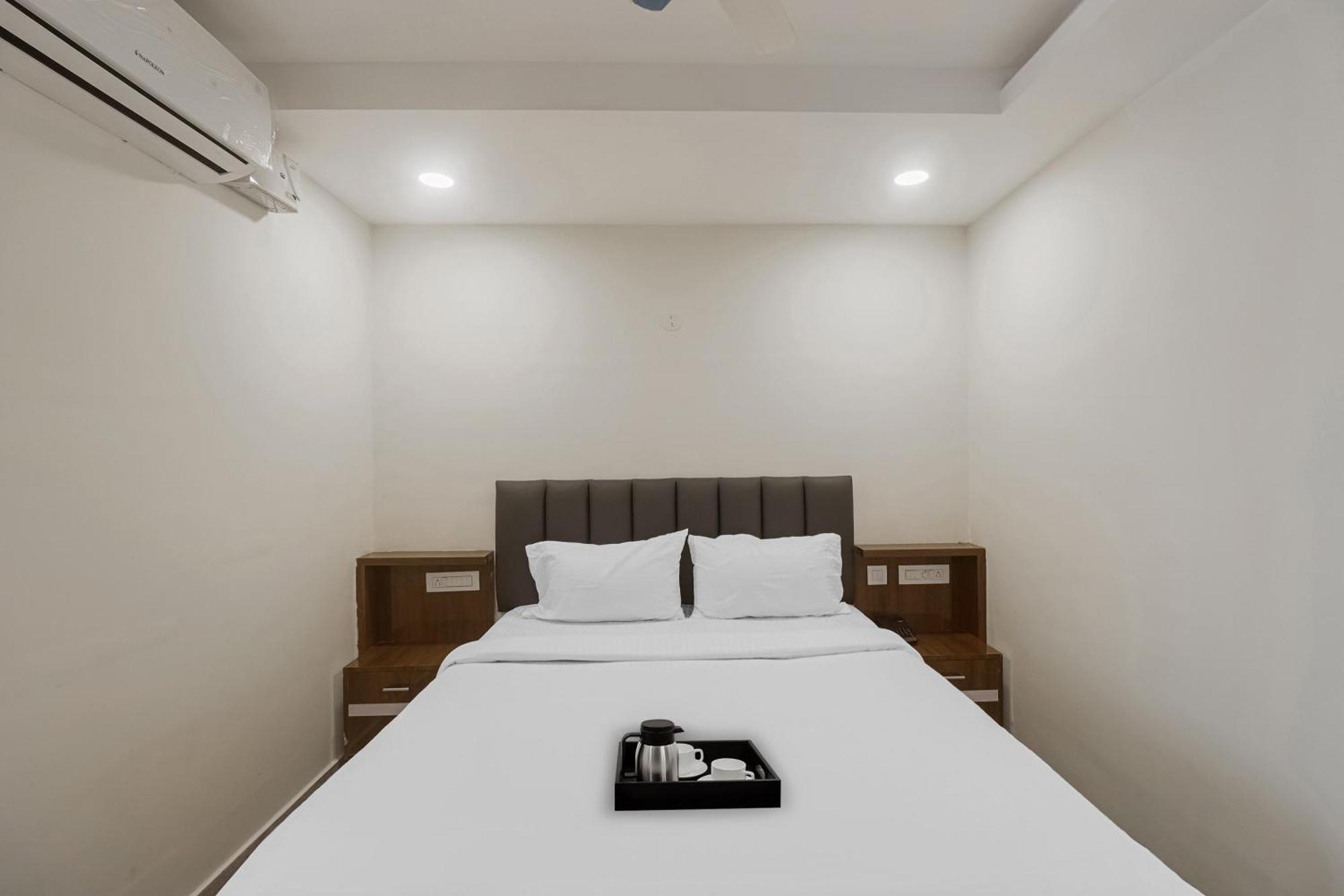 Townhouse Dj Grand Hotell Tirupati Eksteriør bilde