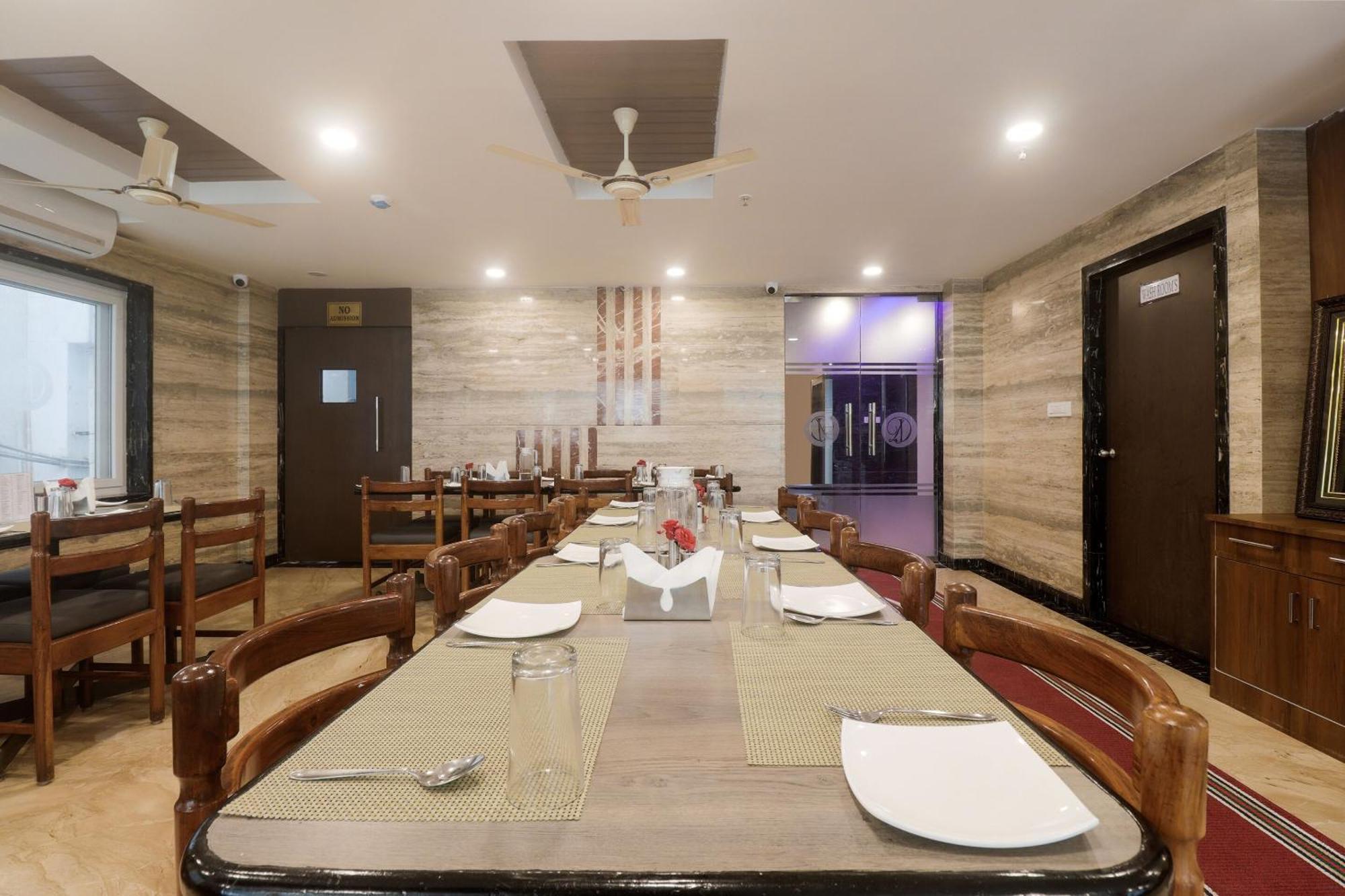 Townhouse Dj Grand Hotell Tirupati Eksteriør bilde